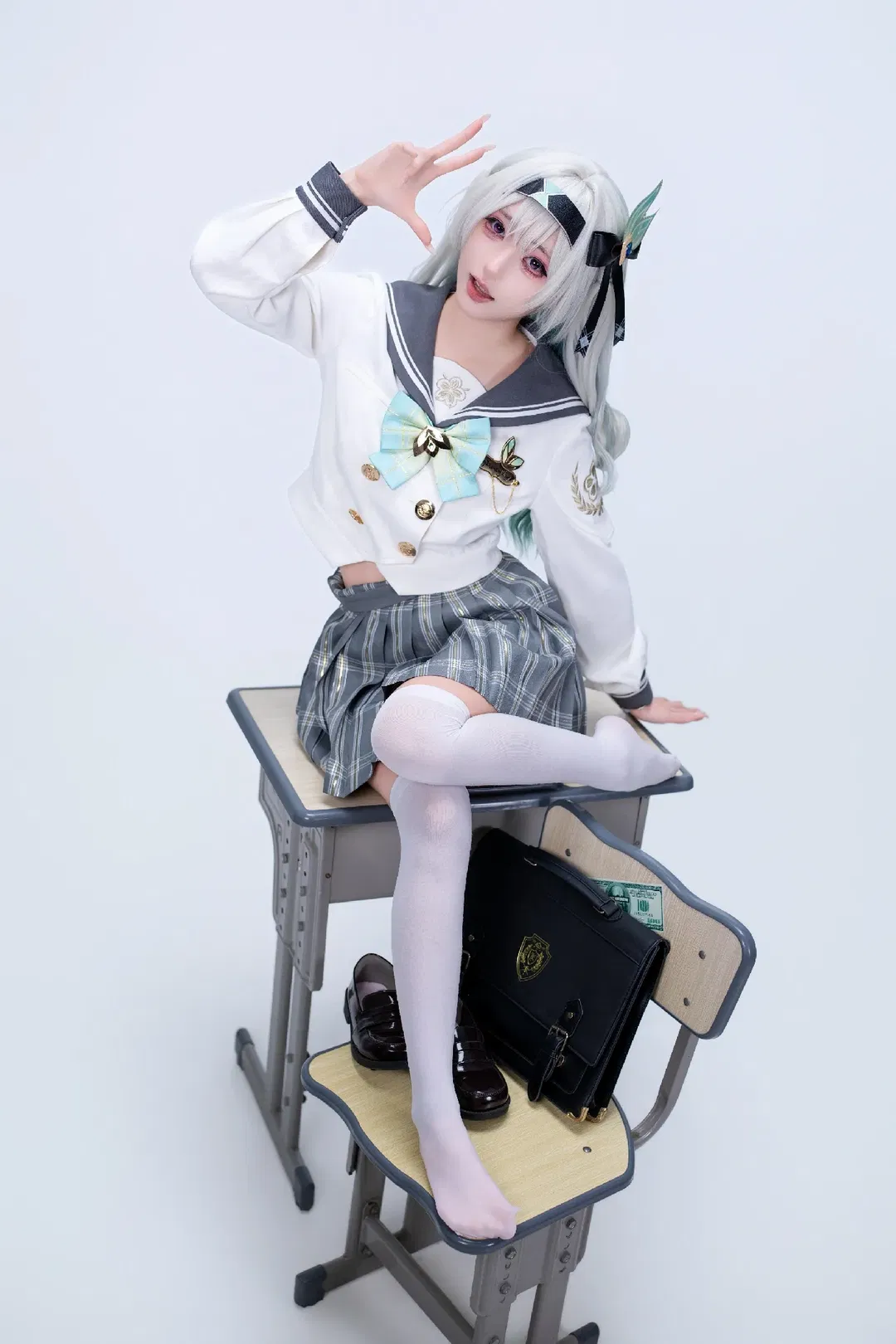 【流萤cos】崩坏星穹铁道 课桌椅上的白丝水手服校园风 - 第 2 张