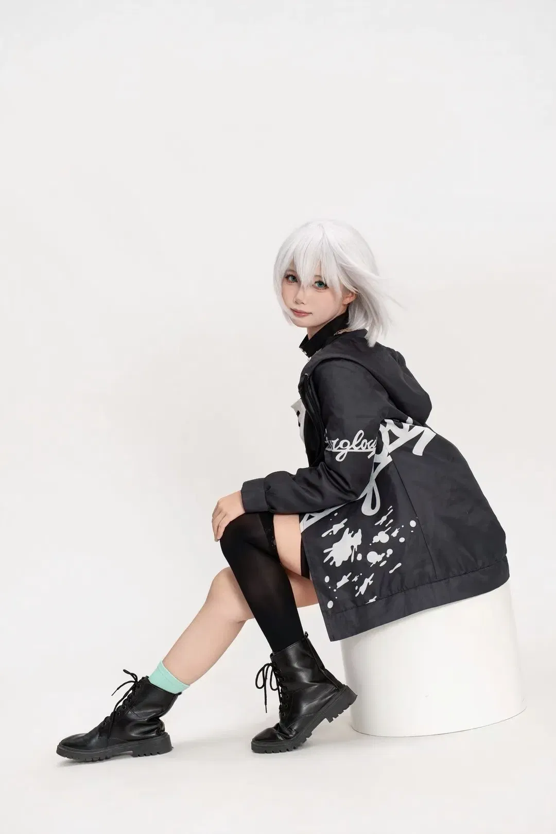 【青葉モカコスプレ】銀髪ショートとパンク風黒ジャケット、青いエレキギターを抱きしめて