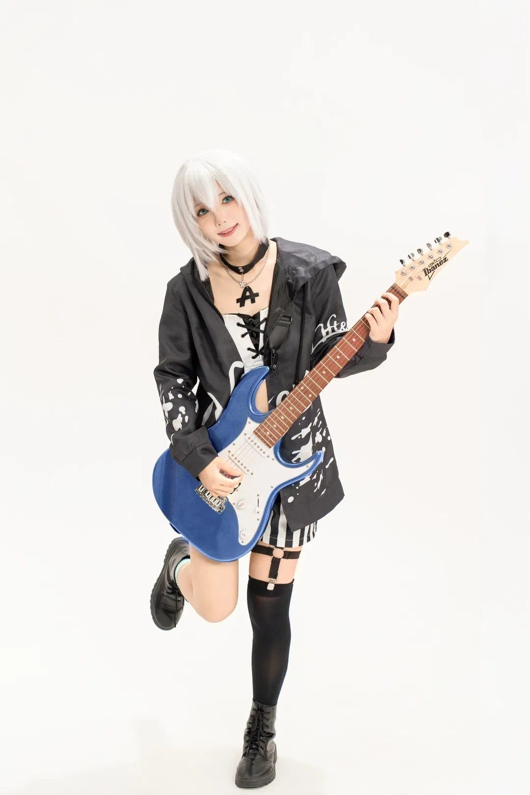 [Moca Aoba cosplay] Silver hair cropped cut and punk black jacket, cradling an azure Electric guitar - Image 3