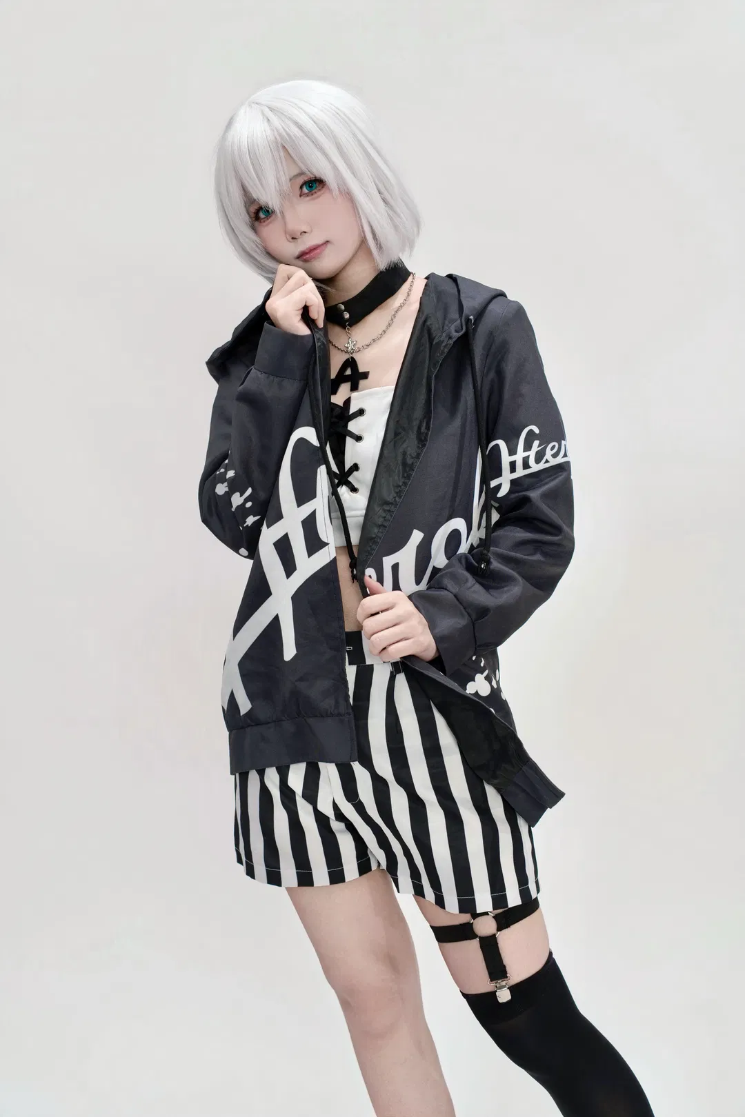[Moca Aoba cosplay] Silver hair cropped cut and punk black jacket, cradling an azure Electric guitar - Image 4