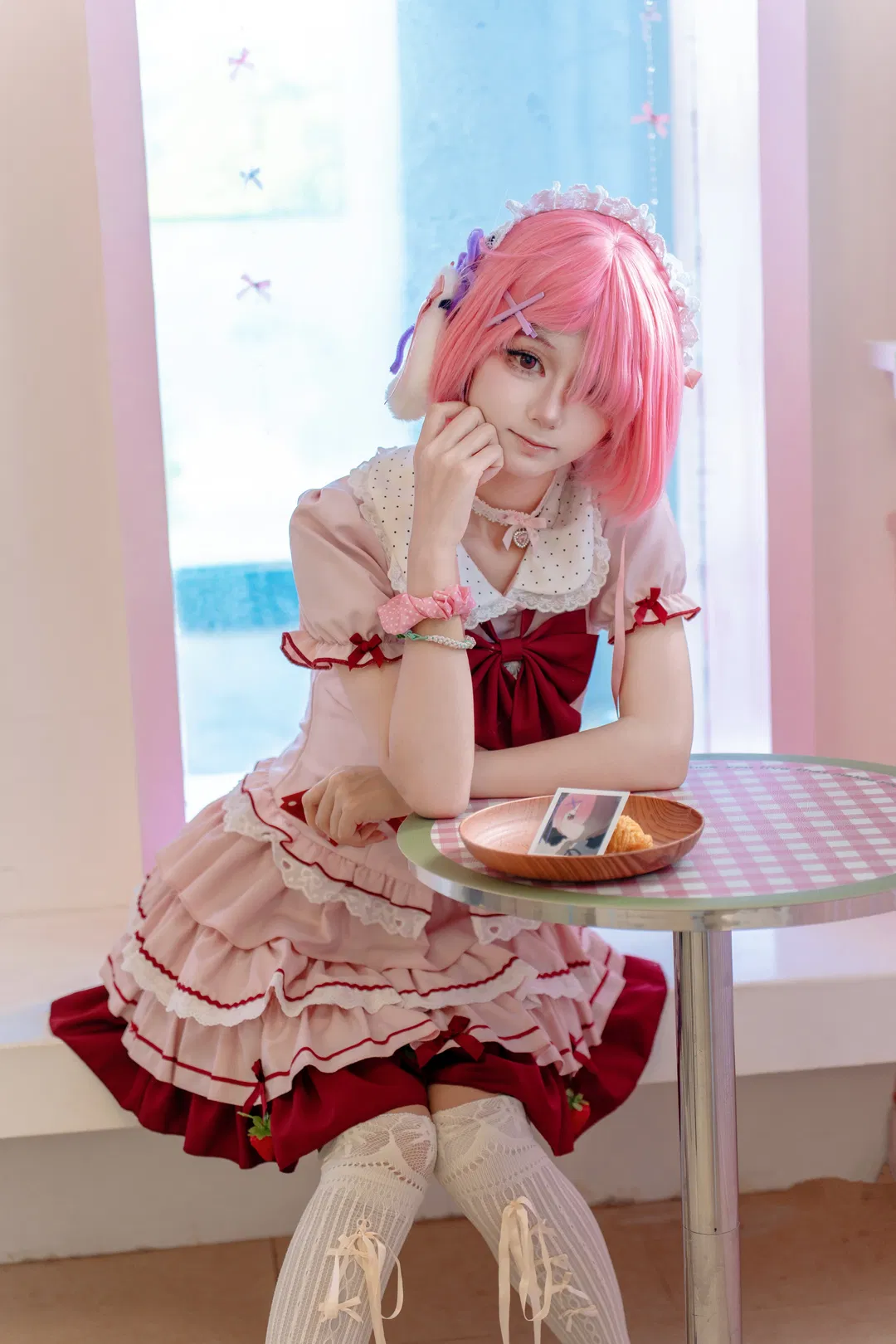 【拉姆cos】粉色咖啡厅里的女仆装细节与动作参考 - 第 1 张