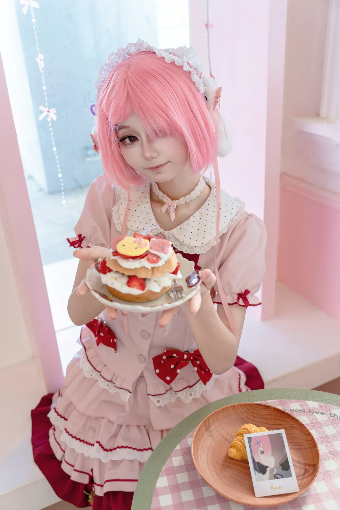 【拉姆cos】粉色咖啡厅里的女仆装细节与动作参考 - 第 4 张