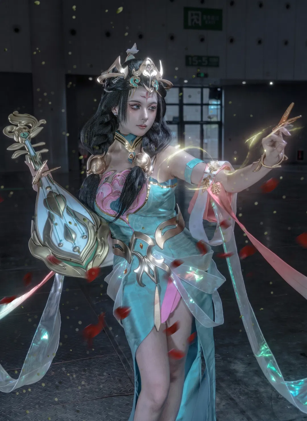 【楊玉環cos】王者榮耀世界線漫展場照，光影下盡顯神聖氣質 - 第 1 張