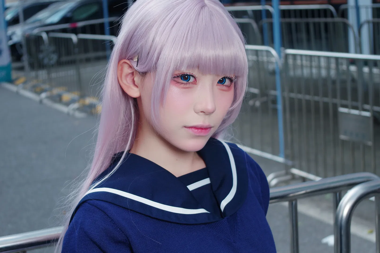 【七草荠cos】彻夜之歌漫展场照，还原微醺眼妆与藏青水手服 - 第 1 张
