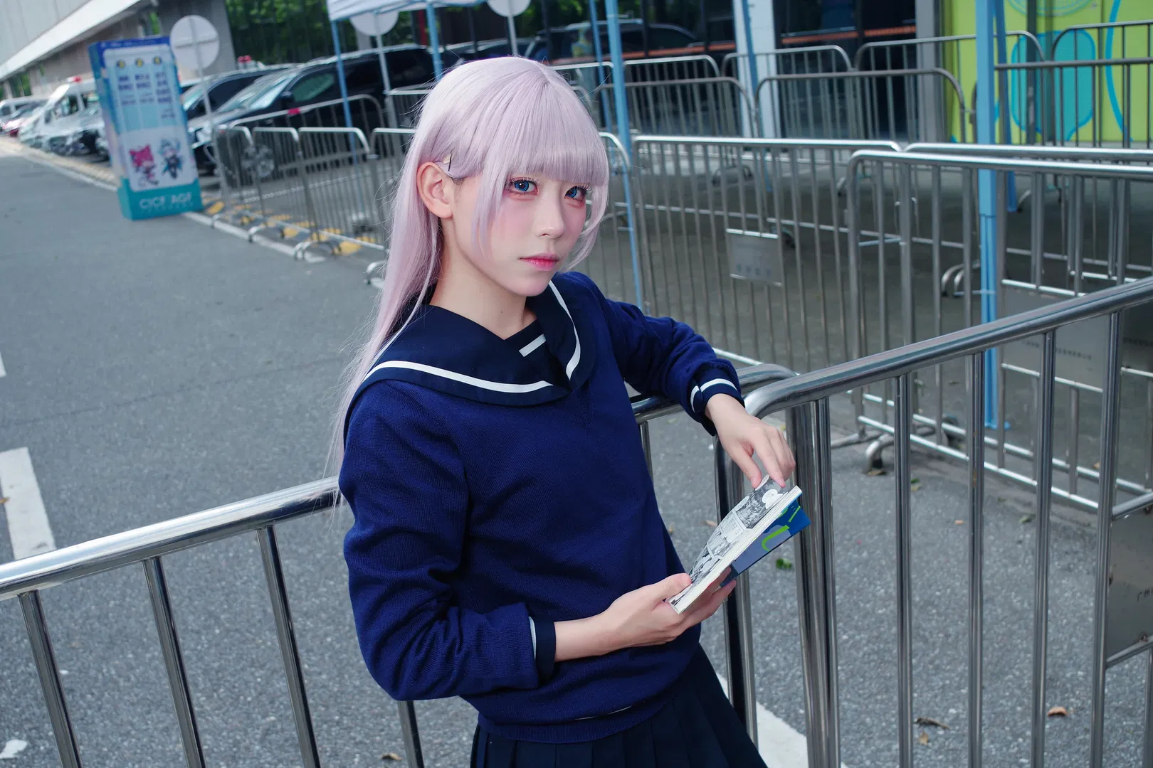 【七草荠cos】彻夜之歌漫展场照，还原微醺眼妆与藏青水手服 - 第 2 张