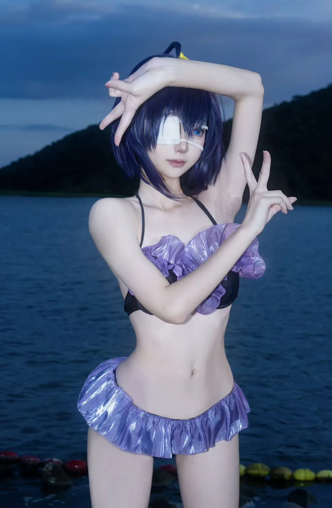 【小鸟游六花cos】暗夜水边的紫色泳装正片 - 第 1 张