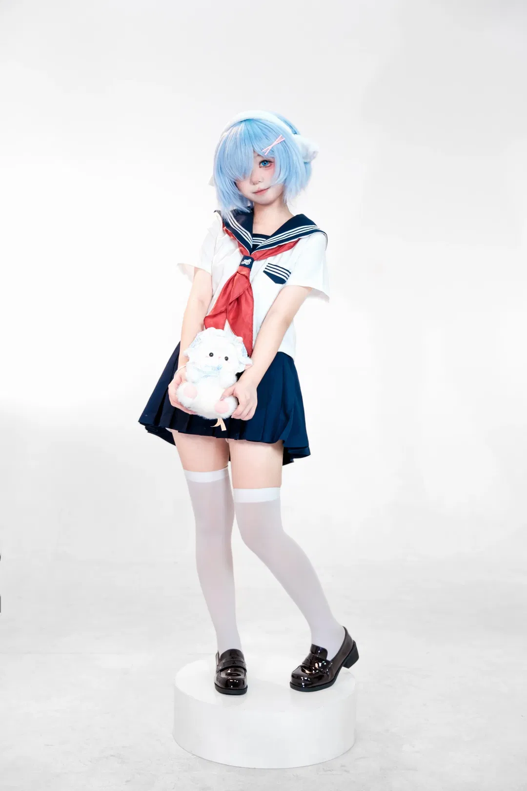 【蕾姆cos】水手服版蕾姆，白丝与蓝发的双重吸引 - 第 1 张