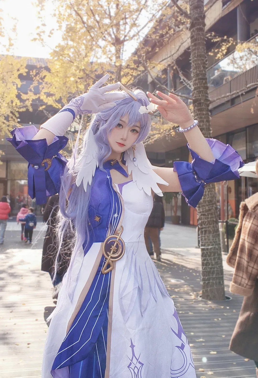 【知更鸟cos】崩坏星穹铁道秋日银杏下的展翅小鸟 - 第 1 张