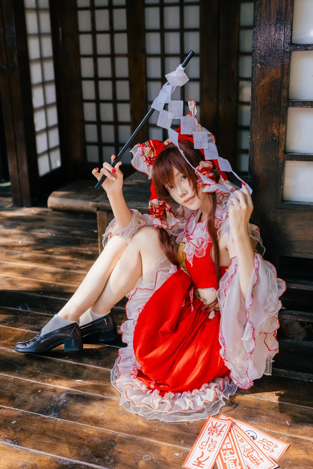 【博麗靈夢cos】紅白巫女服與紙垂，木地板上的光影正片