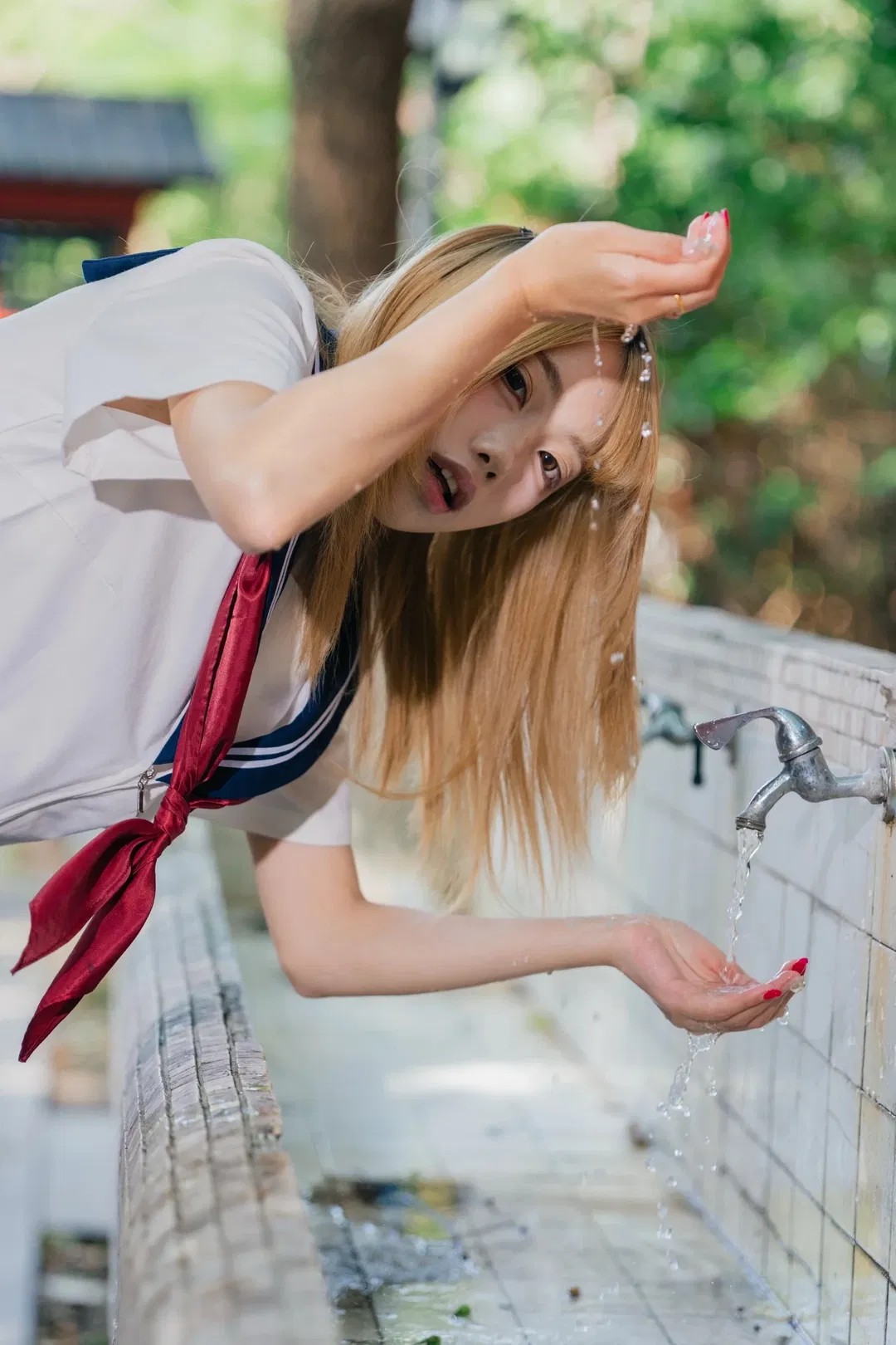 夏日水手服写真 水花四溅的清凉感 - 第 1 张