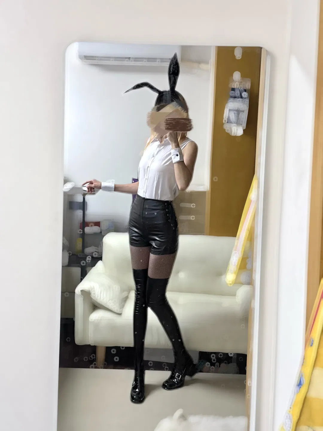 直筒衬衫挑战兔女郎自搭 网眼袜配过膝皮靴的对镜试衣 - 第 2 张