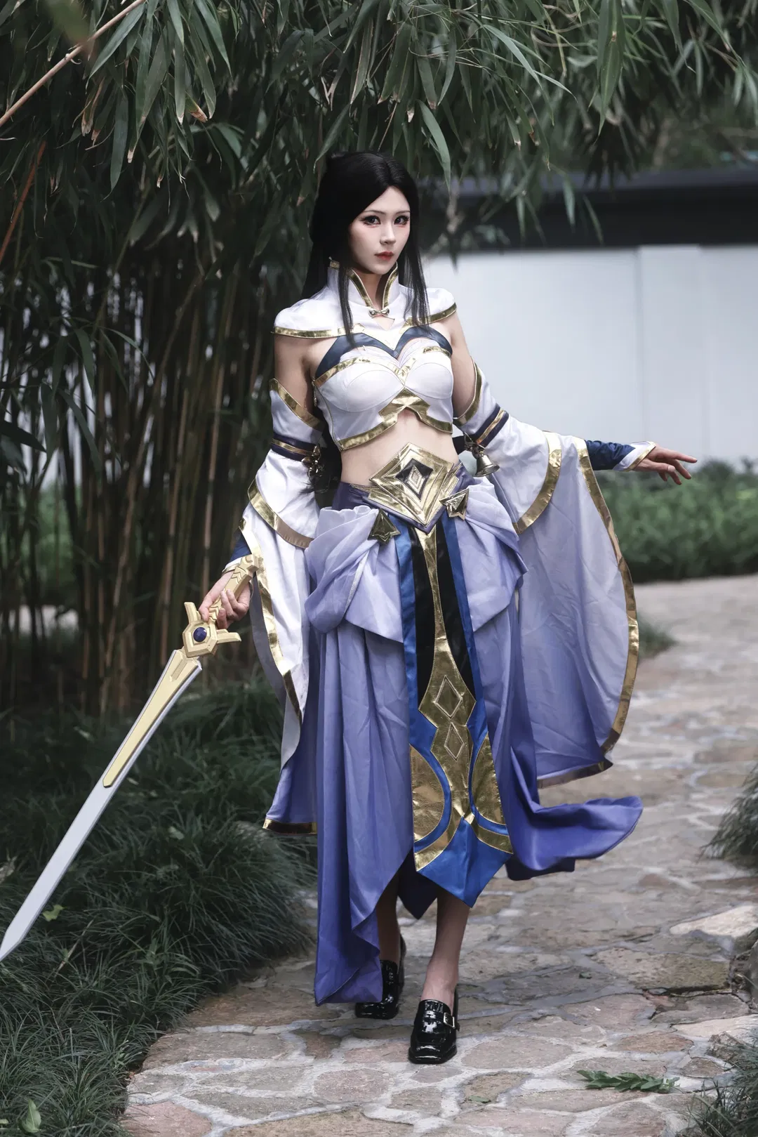 【露娜cos】王者荣耀紫霞，竹林石栏间的执剑身影 - 第 1 张