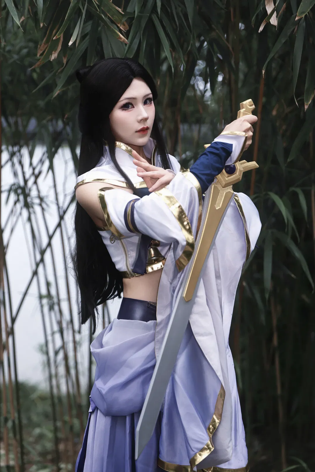【露娜cos】王者荣耀紫霞，竹林石栏间的执剑身影 - 第 5 张