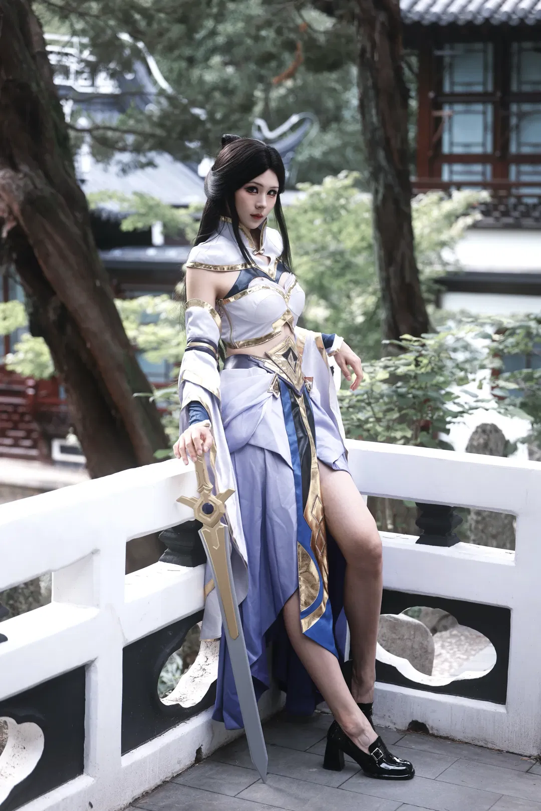 【露娜cos】王者荣耀紫霞，竹林石栏间的执剑身影 - 第 7 张