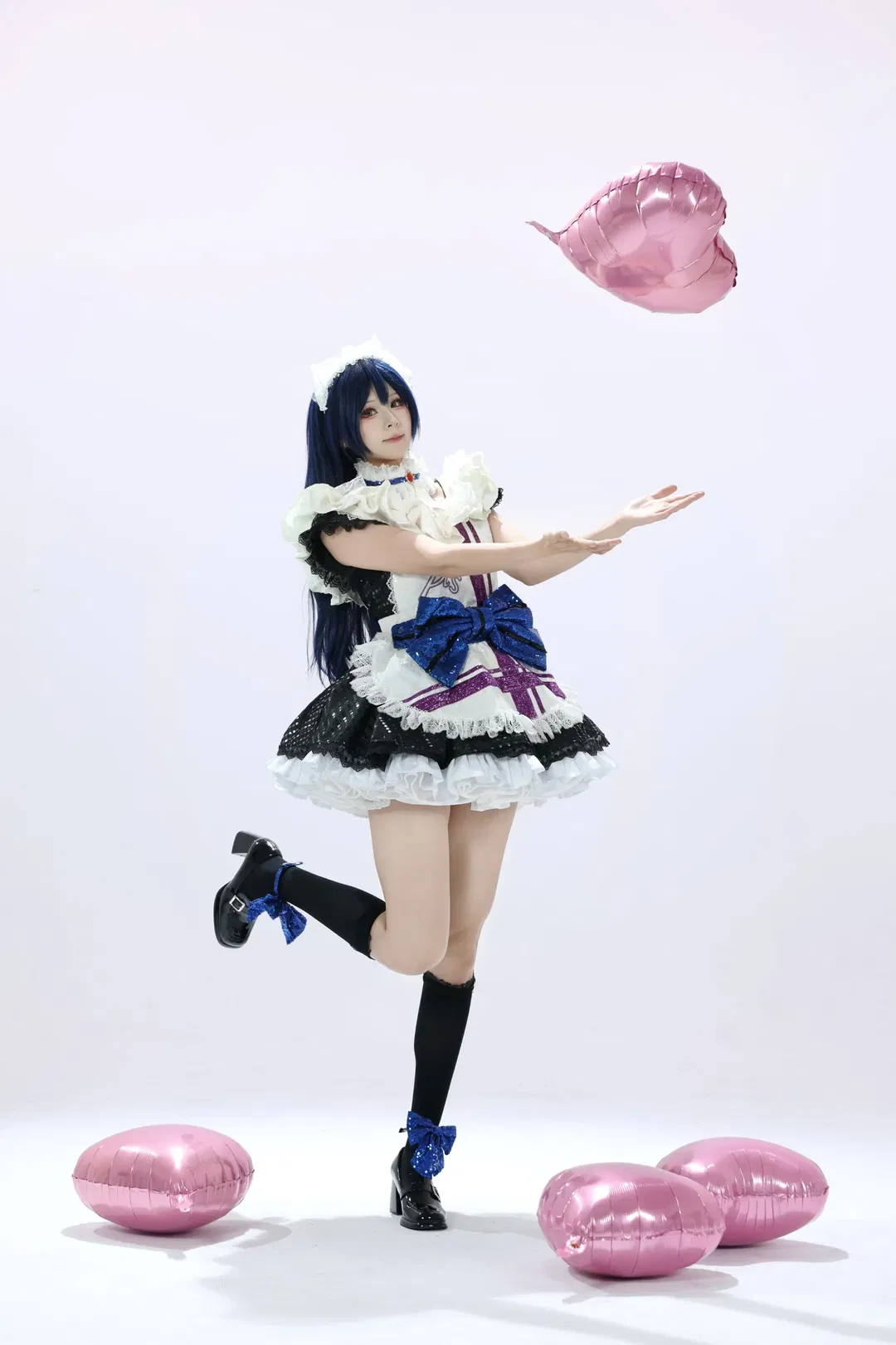 【园田海未cos】蓝白女仆风打歌服，亮片蝴蝶结与黑丝长筒袜的甜美碰撞 - 第 1 张