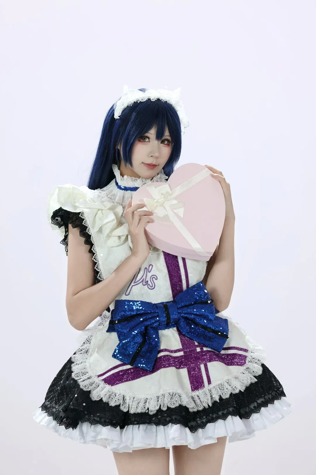 【园田海未cos】蓝白女仆风打歌服，亮片蝴蝶结与黑丝长筒袜的甜美碰撞 - 第 2 张