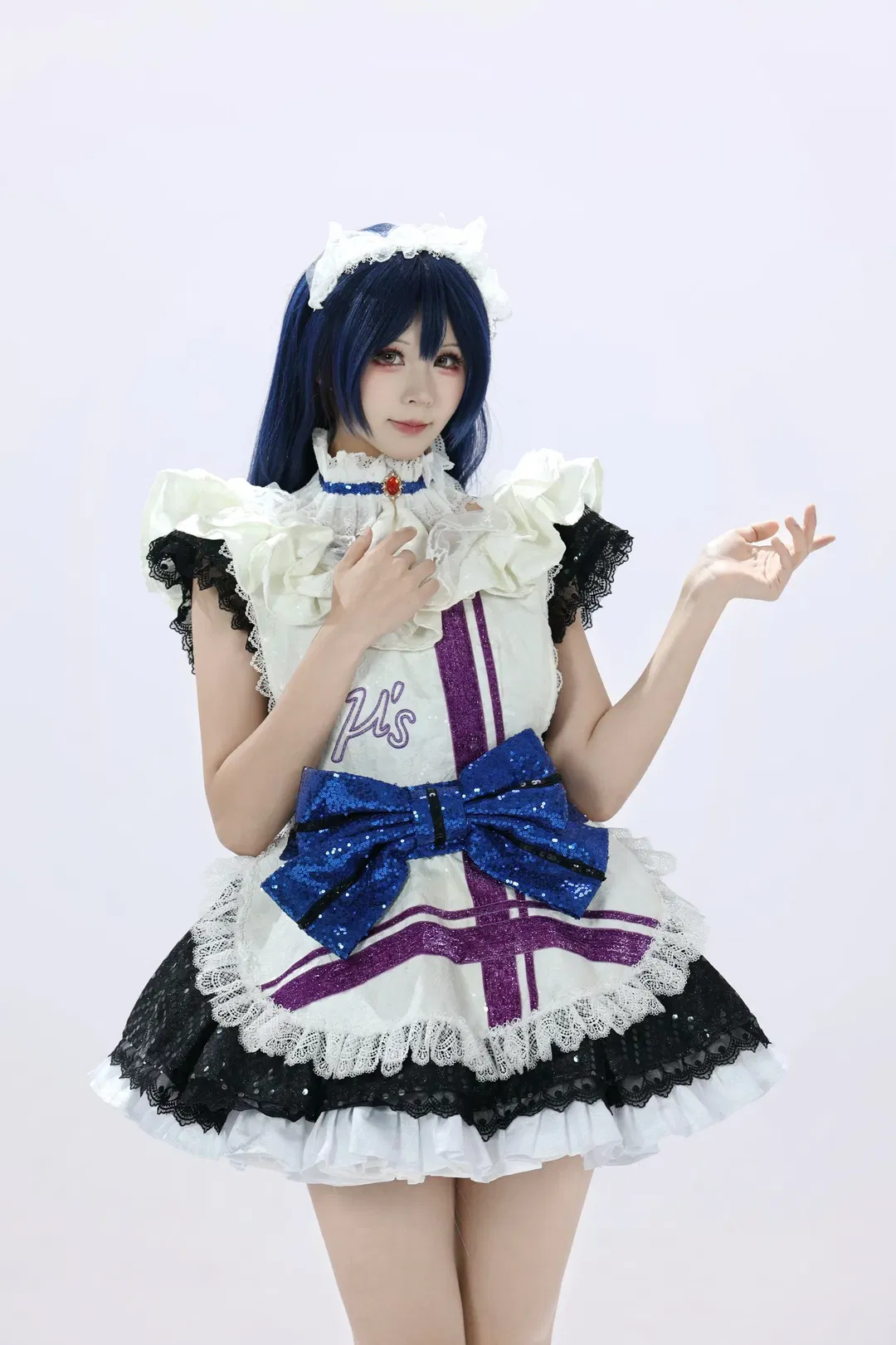 【园田海未cos】蓝白女仆风打歌服，亮片蝴蝶结与黑丝长筒袜的甜美碰撞 - 第 3 张