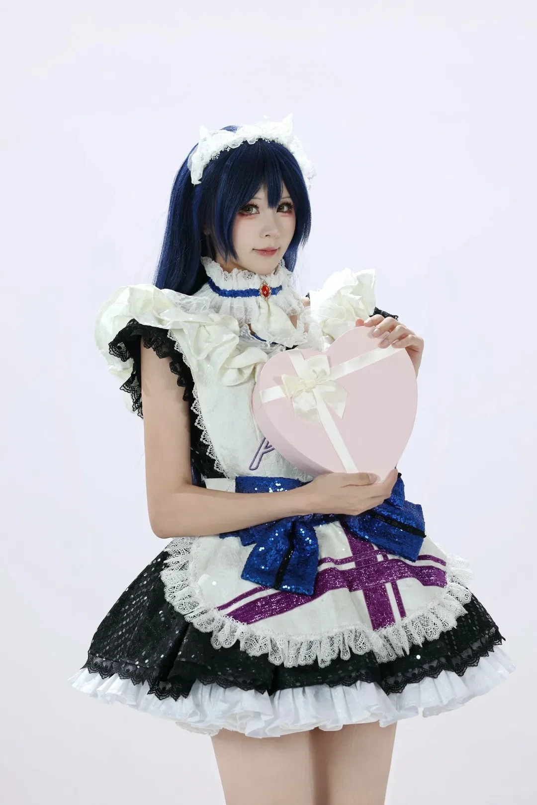 【园田海未cos】蓝白女仆风打歌服，亮片蝴蝶结与黑丝长筒袜的甜美碰撞 - 第 4 张