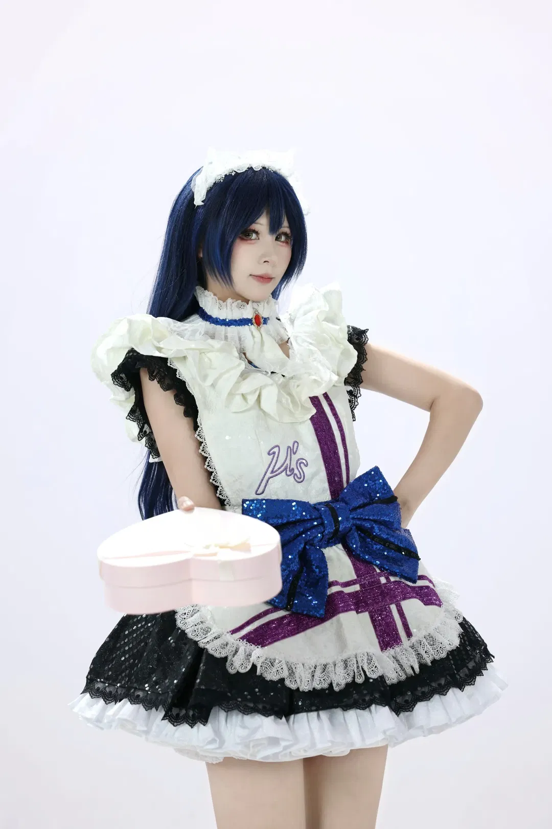 【园田海未cos】蓝白女仆风打歌服，亮片蝴蝶结与黑丝长筒袜的甜美碰撞 - 第 5 张
