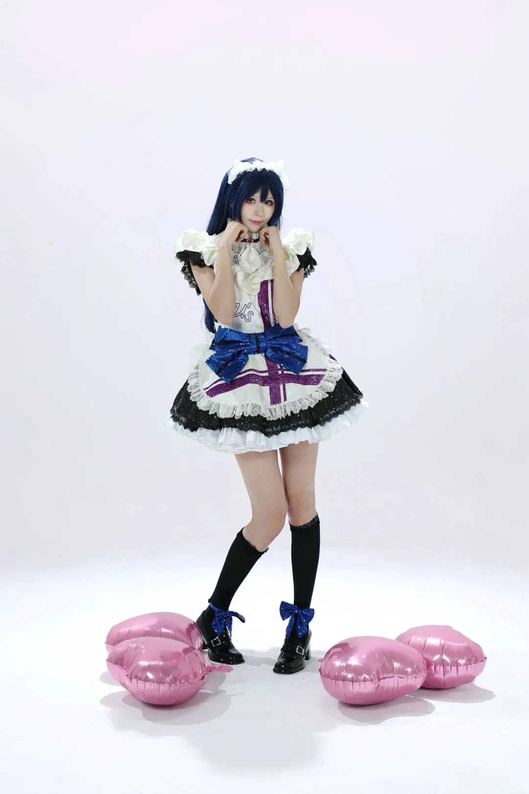 【园田海未cos】蓝白女仆风打歌服，亮片蝴蝶结与黑丝长筒袜的甜美碰撞 - 第 6 张