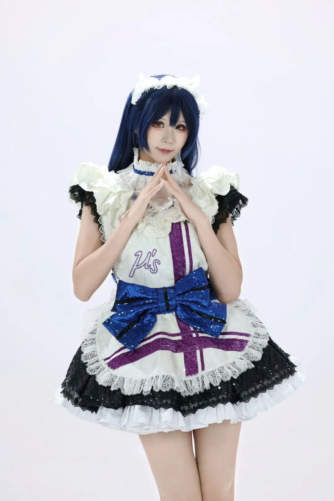 【园田海未cos】蓝白女仆风打歌服，亮片蝴蝶结与黑丝长筒袜的甜美碰撞 - 第 7 张