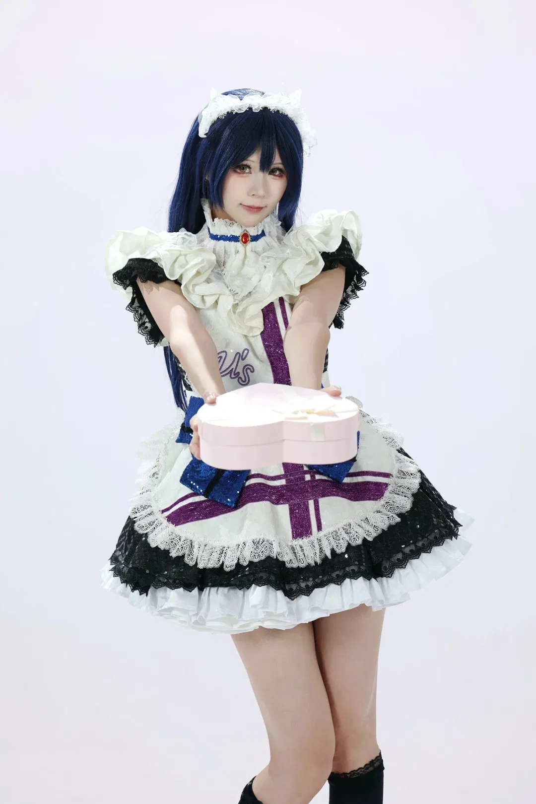 【园田海未cos】蓝白女仆风打歌服，亮片蝴蝶结与黑丝长筒袜的甜美碰撞 - 第 8 张