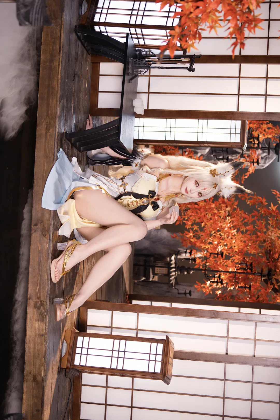 【心月狐cos】鸣潮红枫下的绝美狐系少女 - 第 1 张
