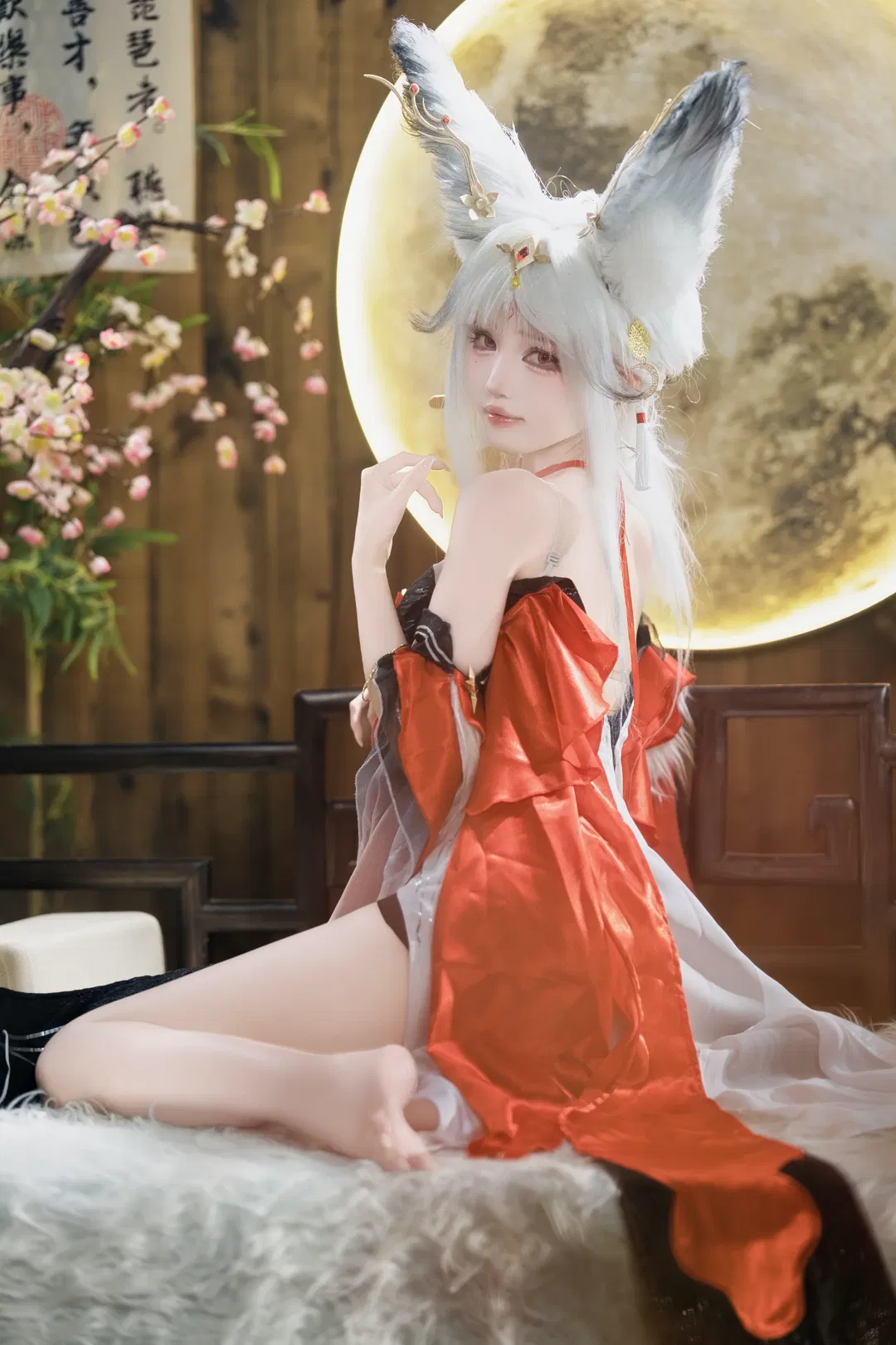 【心月狐cos】鸣潮红白黑交织的狐系幻梦 - 第 1 张