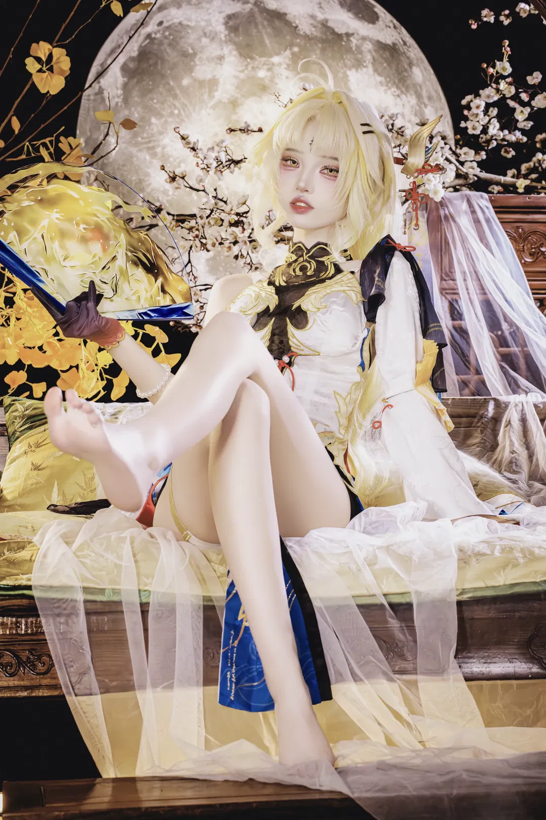 【穗穗cos】鸣潮国风幻想，银杏月下的静谧时光 - 第 1 张