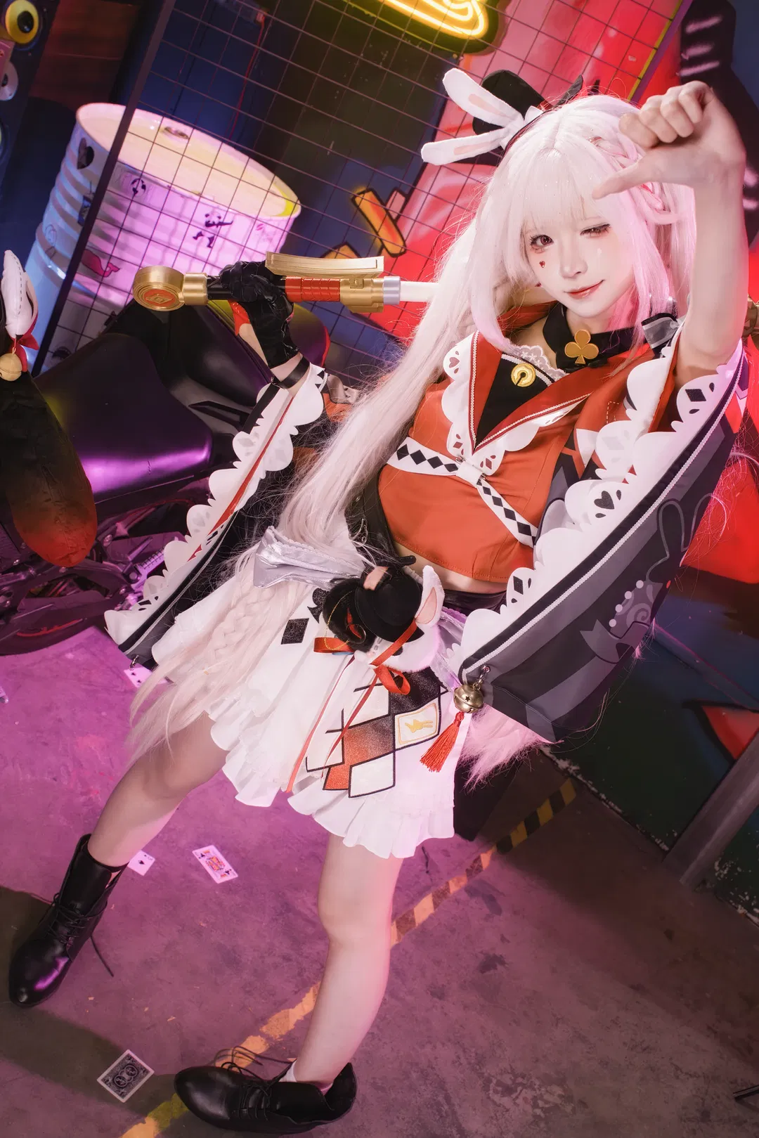 【火花cos】崩坏星穹铁道，霓虹灯下的红衣兔耳少女 - 第 1 张