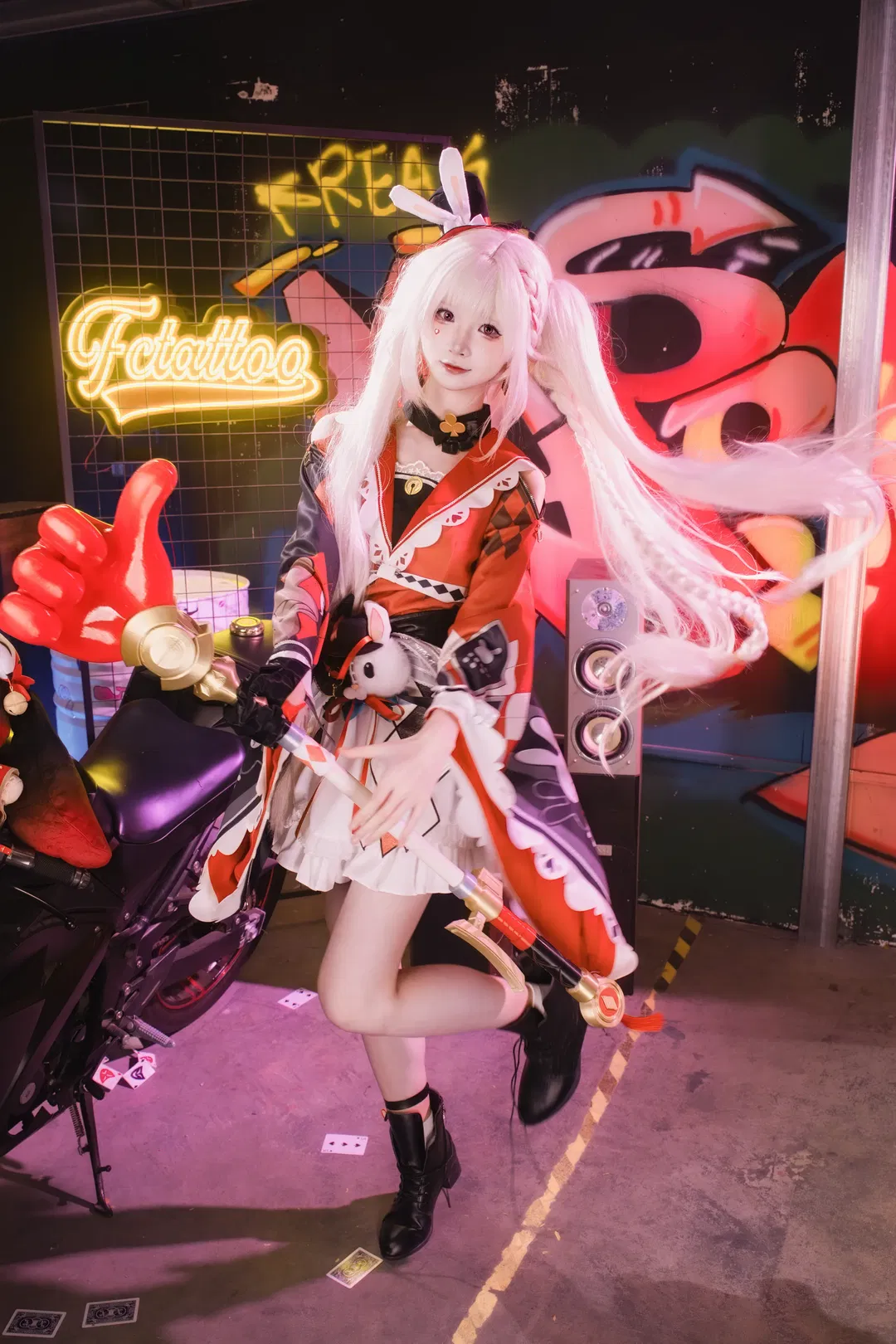 【火花cos】崩坏星穹铁道，霓虹灯下的红衣兔耳少女 - 第 2 张