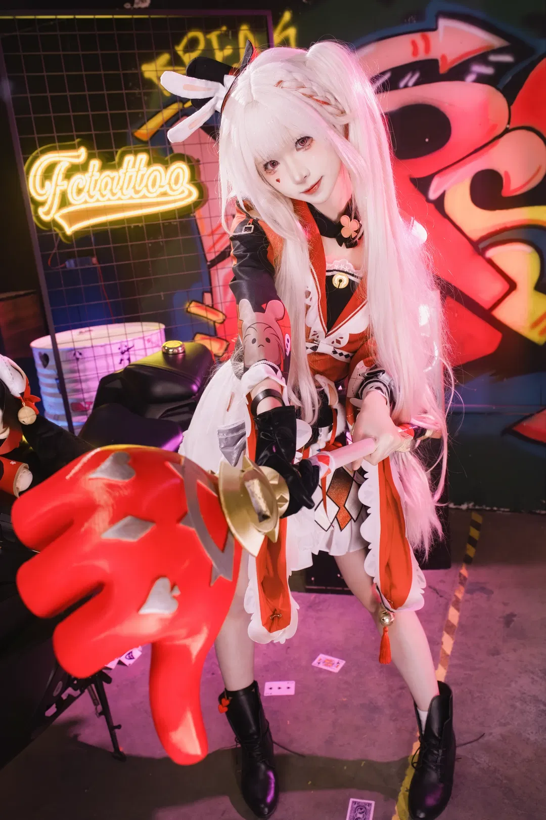 【火花cos】崩坏星穹铁道，霓虹灯下的红衣兔耳少女 - 第 3 张