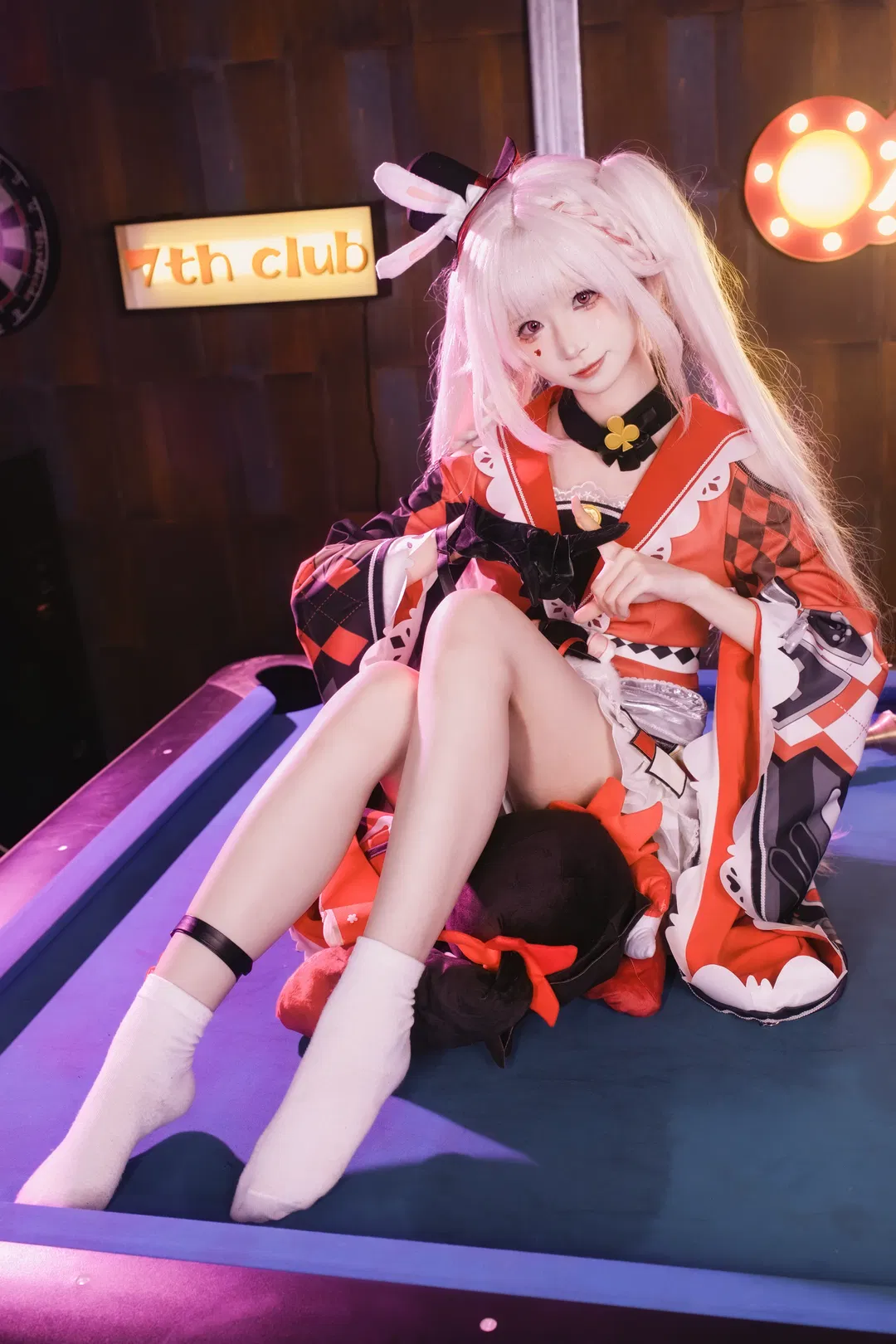 【火花cos】崩坏星穹铁道，霓虹灯下的红衣兔耳少女 - 第 4 张