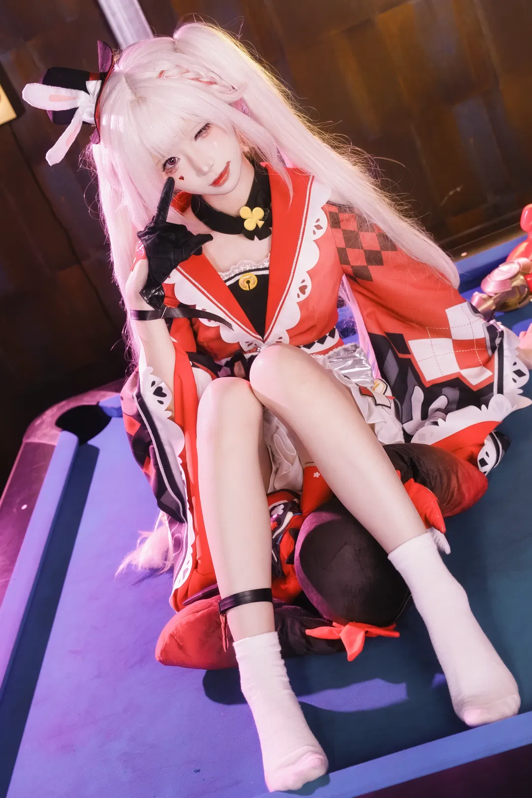 【火花cos】崩坏星穹铁道，霓虹灯下的红衣兔耳少女 - 第 5 张