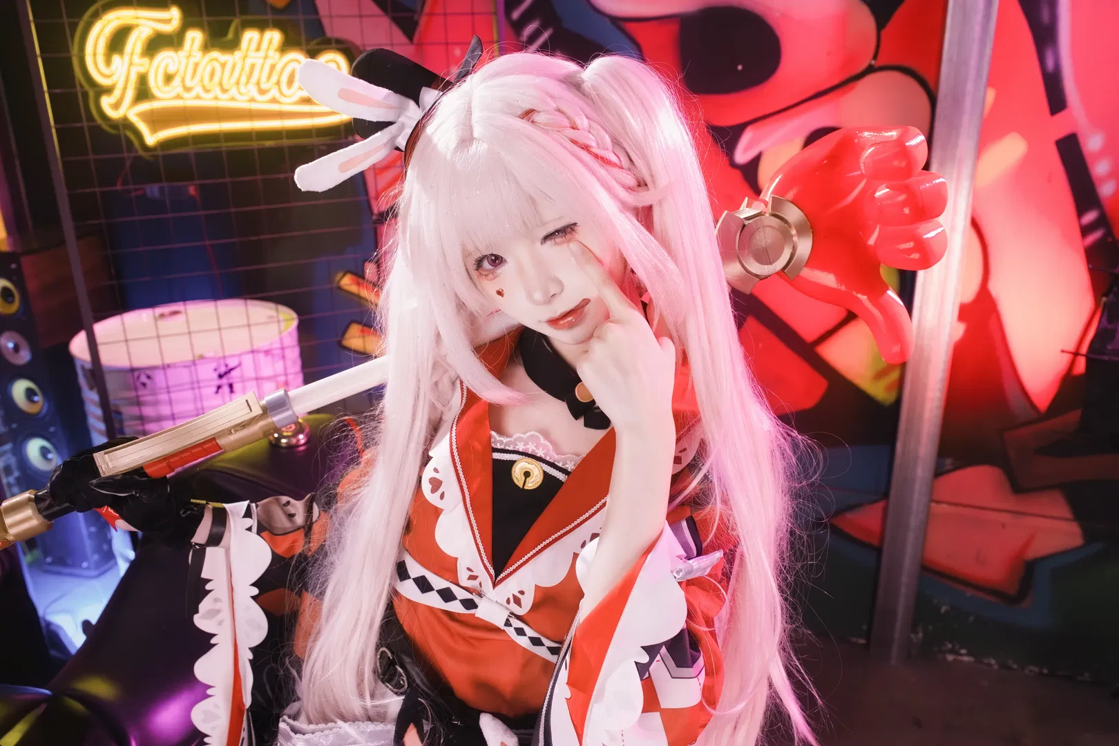 【火花cos】崩坏星穹铁道，霓虹灯下的红衣兔耳少女 - 第 7 张
