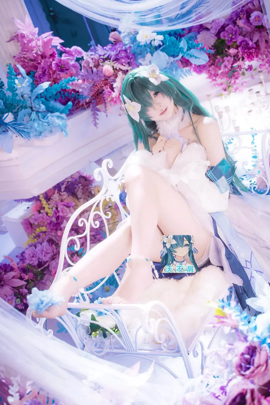 【沃雅妮莎cos】花海中的静谧光影，记录蓝调少女的梦幻时刻 - 第 1 张
