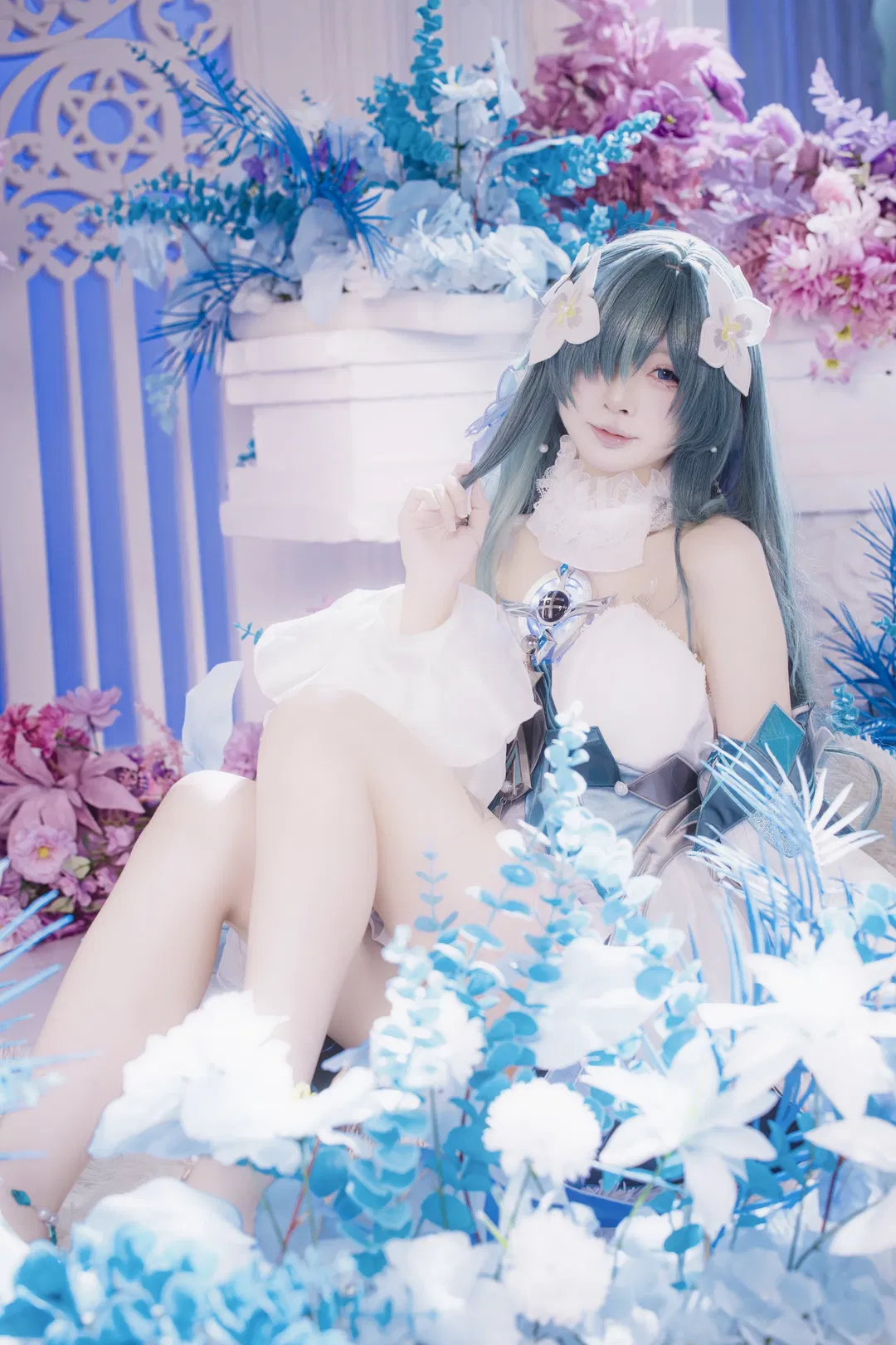【沃雅妮莎cos】花海中的静谧光影，记录蓝调少女的梦幻时刻 - 第 2 张