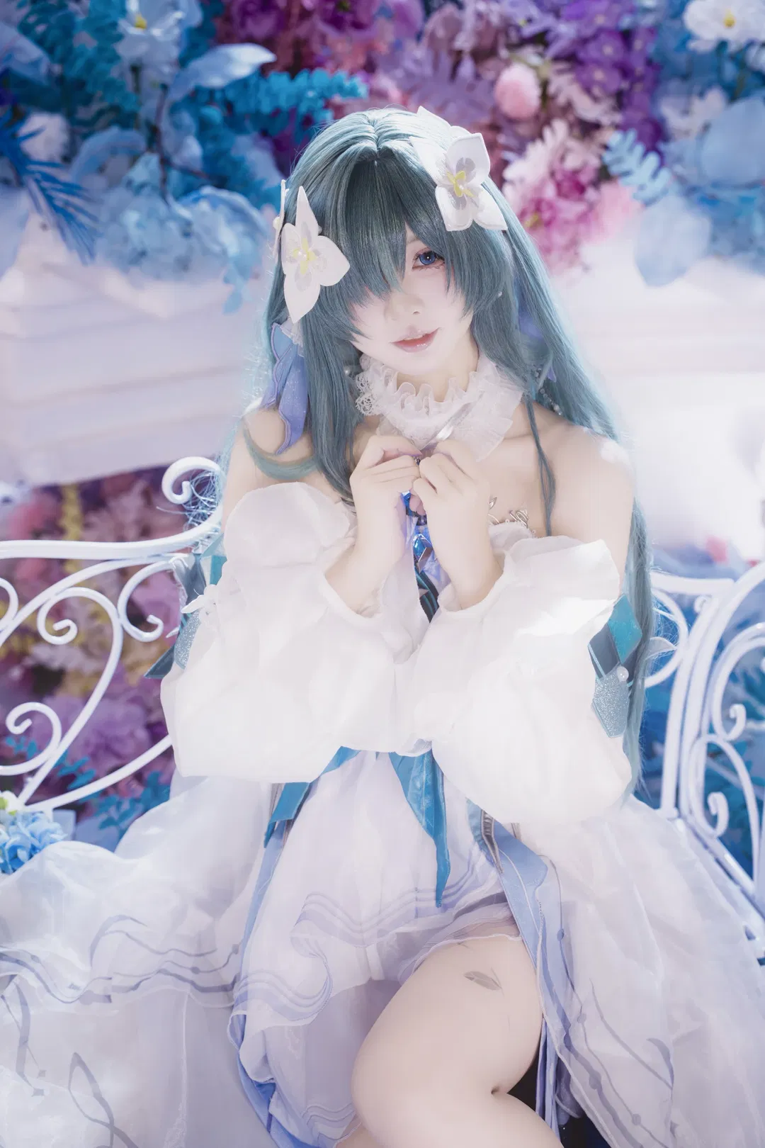 【沃雅妮莎cos】花海中的静谧光影，记录蓝调少女的梦幻时刻 - 第 5 张