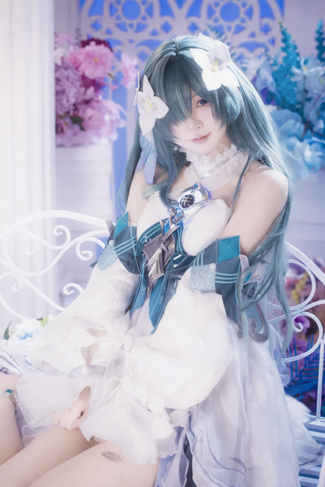 【沃雅妮莎cos】花海中的静谧光影，记录蓝调少女的梦幻时刻 - 第 6 张