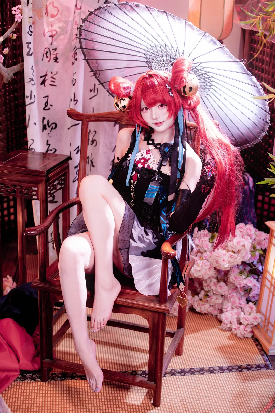【鎖暝cos】鳴潮裡的中式奇幻紅髮少女，慵懶坐姿氛圍感拉滿 - 第 1 張