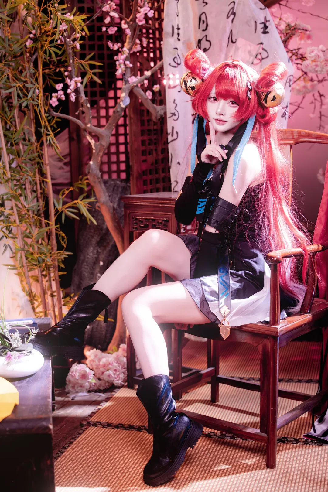 【鎖暝cos】鳴潮裡的中式奇幻紅髮少女，慵懶坐姿氛圍感拉滿 - 第 2 張