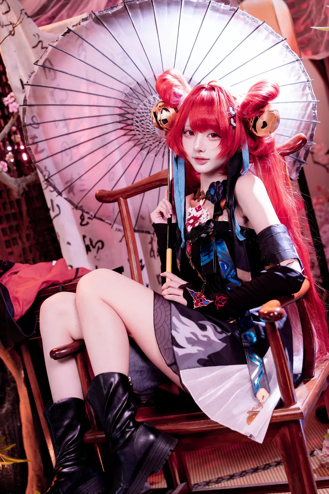 【鎖暝cos】鳴潮裡的中式奇幻紅髮少女，慵懶坐姿氛圍感拉滿 - 第 3 張