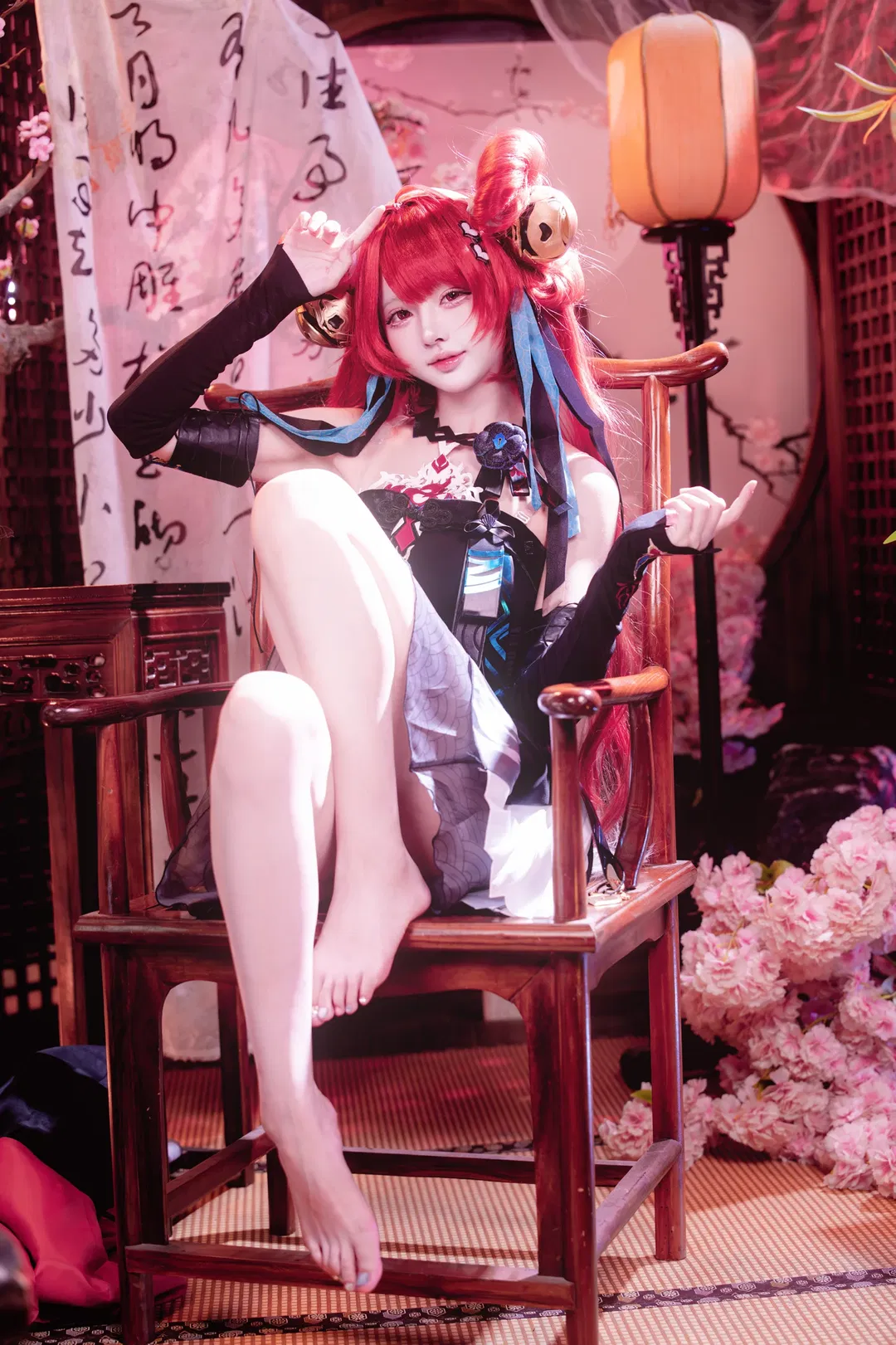 【鎖暝cos】鳴潮裡的中式奇幻紅髮少女，慵懶坐姿氛圍感拉滿 - 第 5 張