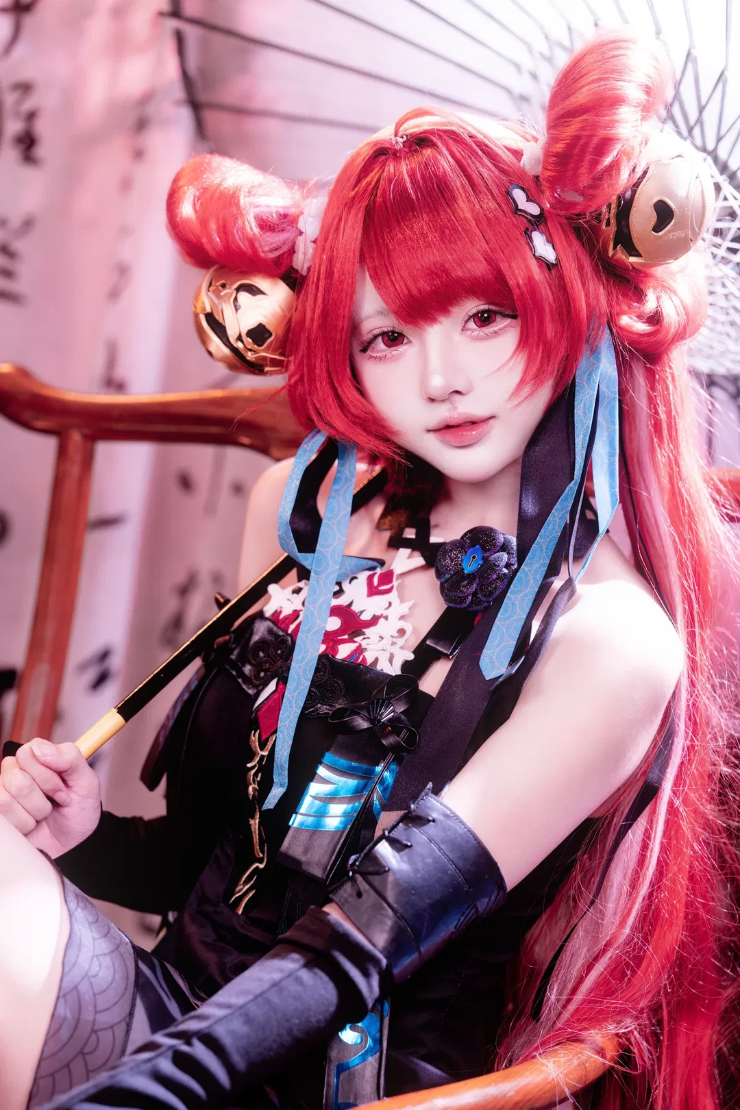 【鎖暝cos】鳴潮裡的中式奇幻紅髮少女，慵懶坐姿氛圍感拉滿 - 第 7 張