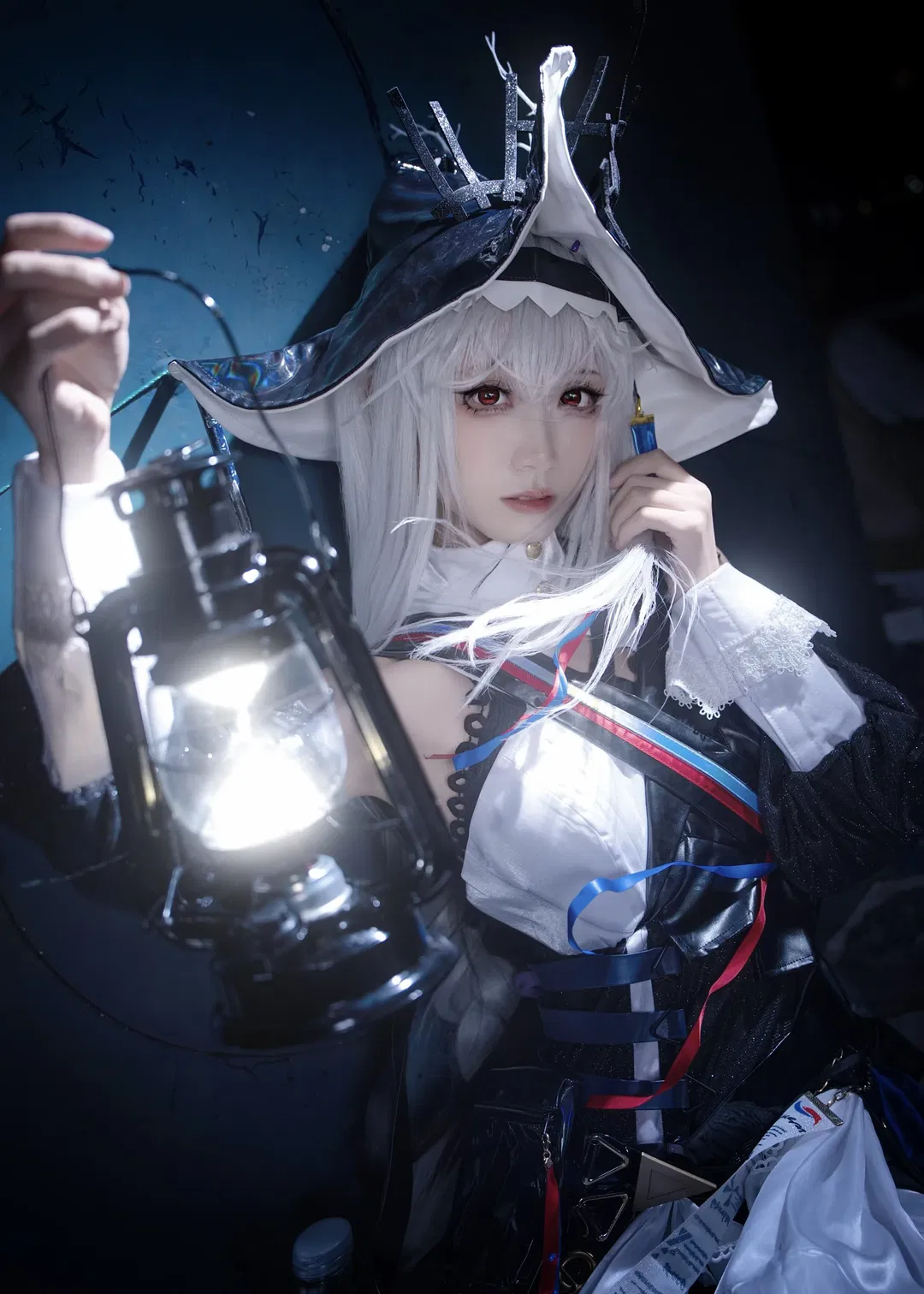 【幽灵鲨cos】明日方舟归冥幽灵鲨，提灯照亮深渊梦境 - 第 1 张
