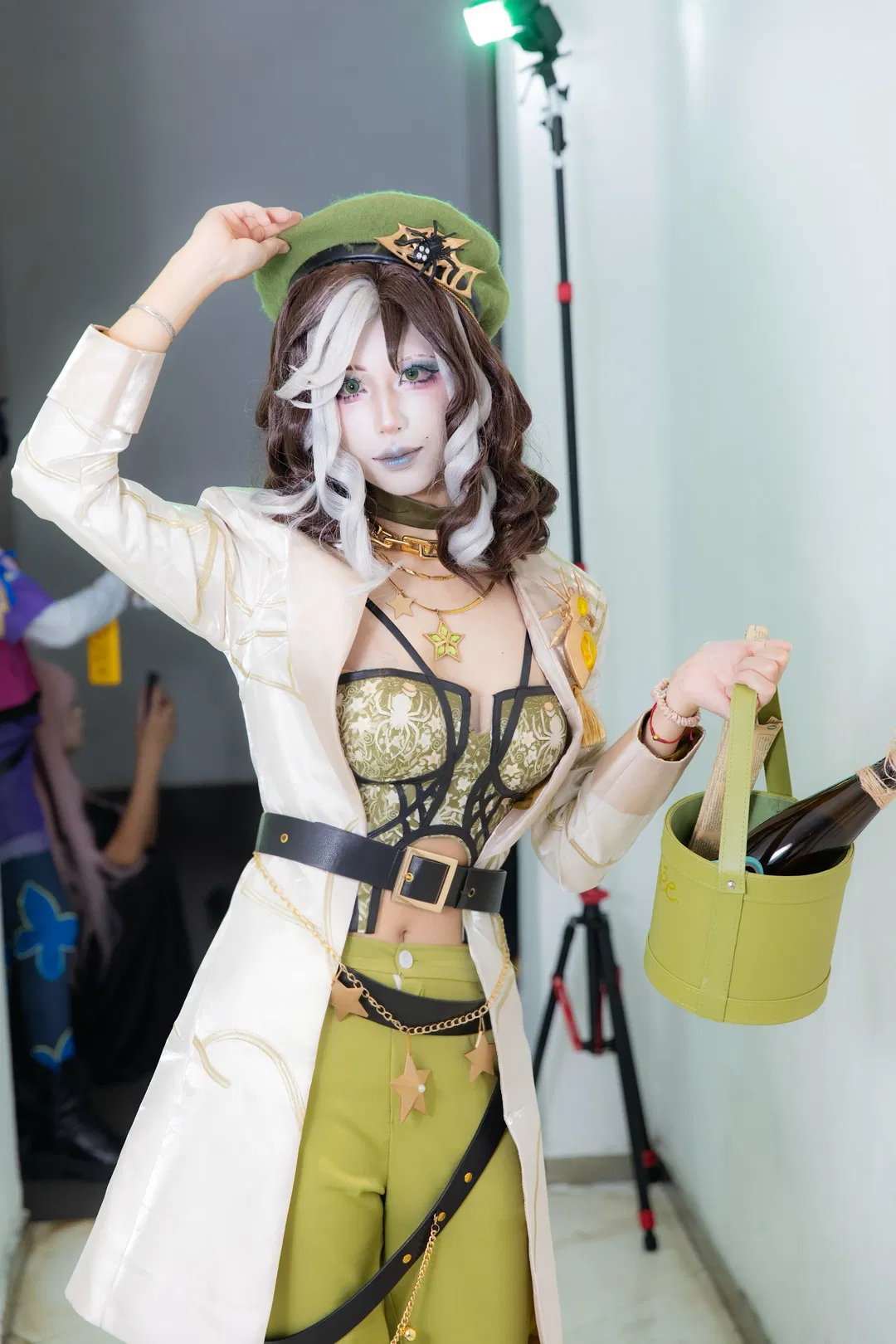 第五人格调酒师cos，微醺氛围下的静安大悦城场照 - 第 5 张