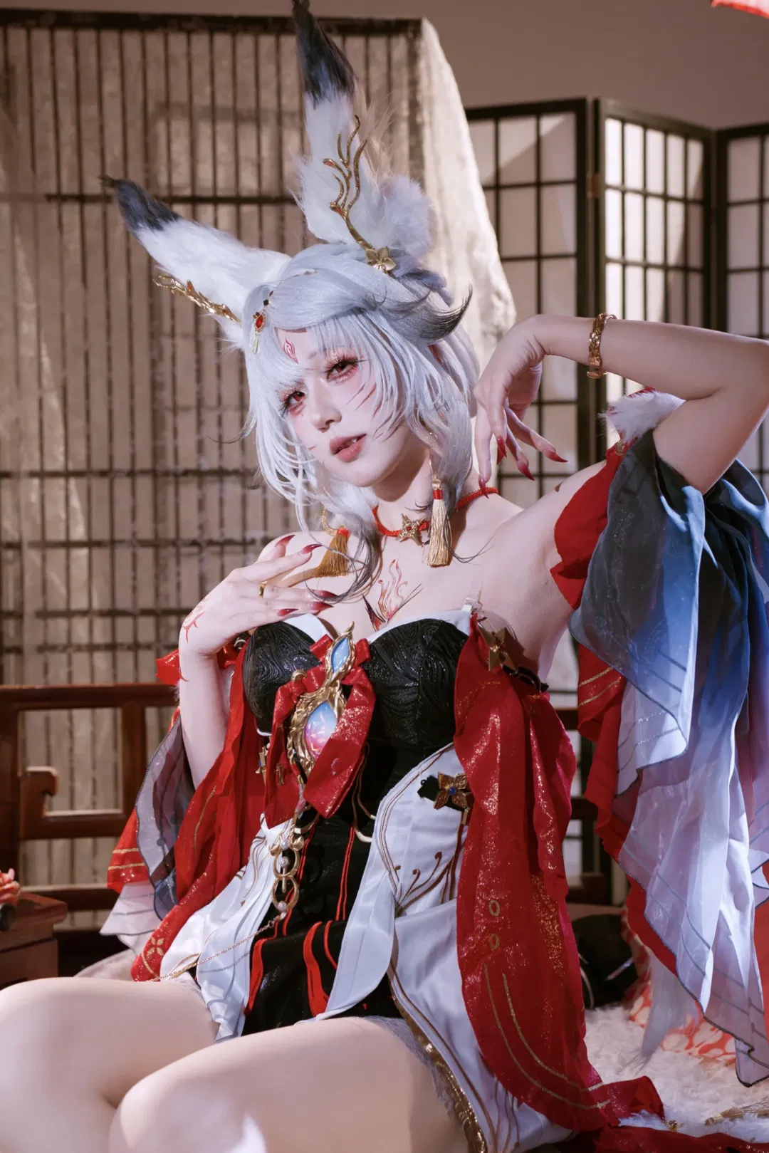 【心月狐cos】鸣潮里的绝美狐耳少女，黑红撞色太惊艳了 - 第 1 张