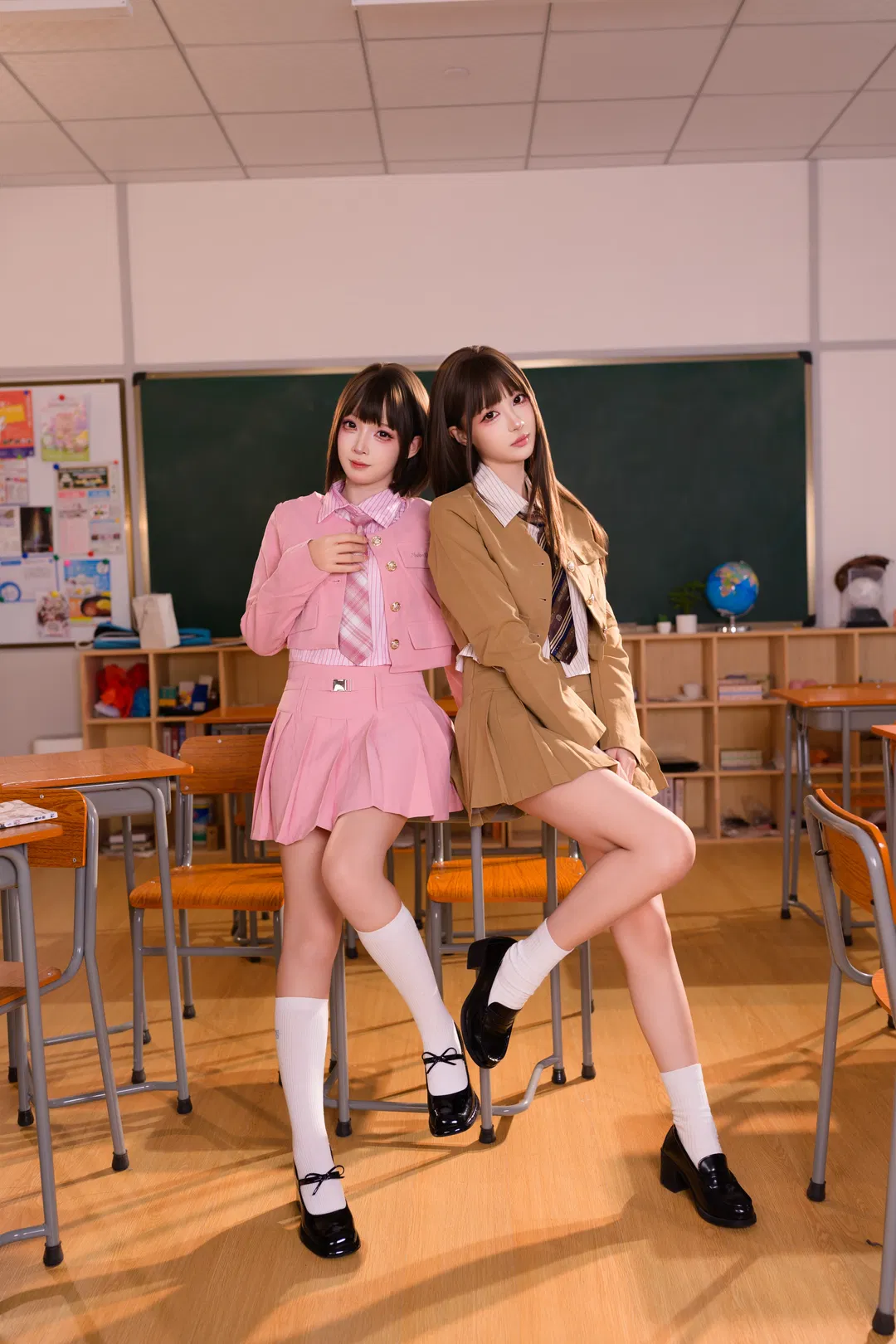教室里的JK制服双人写真，白丝搭配玛丽珍鞋太绝了 - 第 1 张