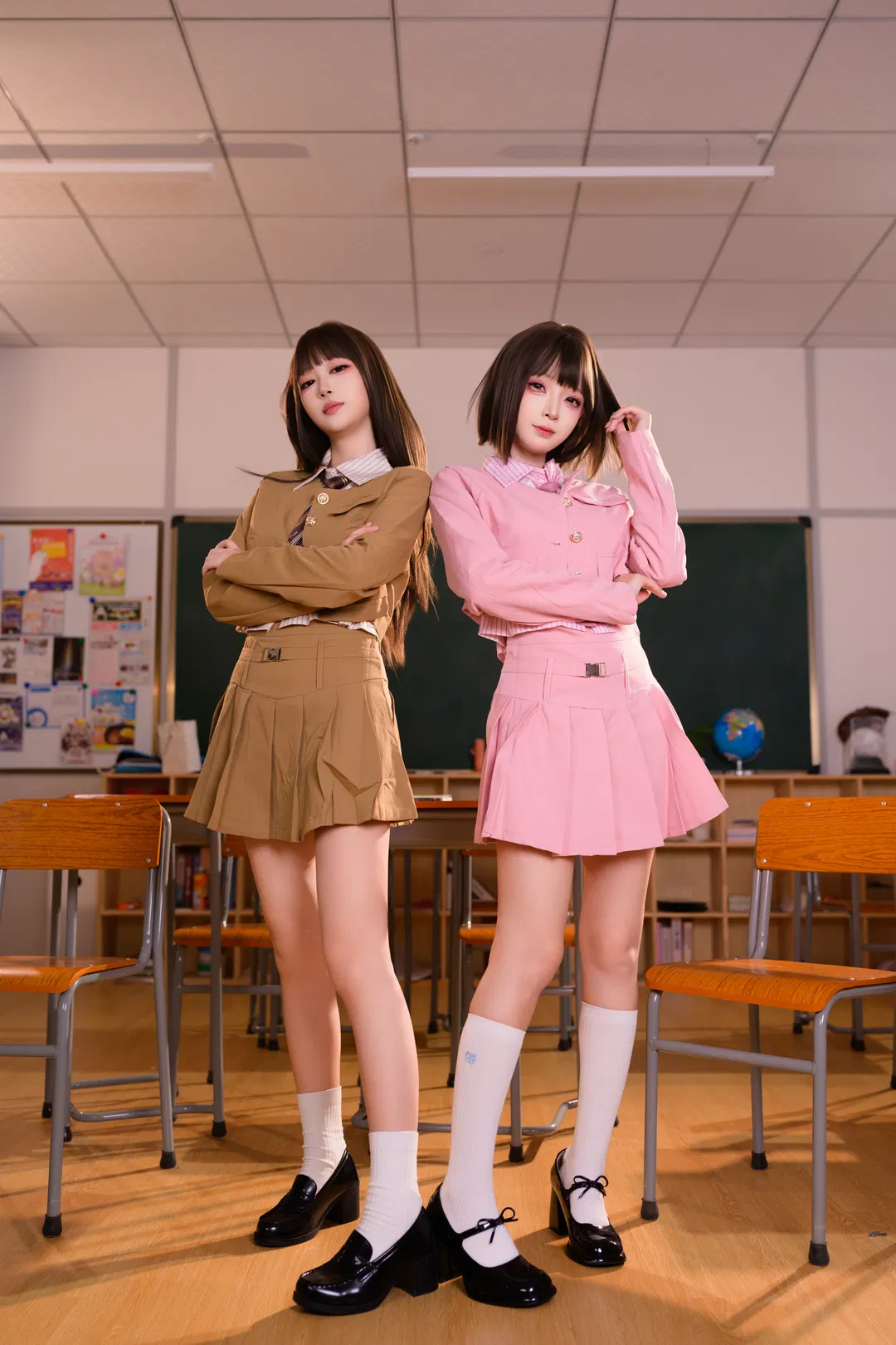 教室里的JK制服双人写真，白丝搭配玛丽珍鞋太绝了 - 第 2 张