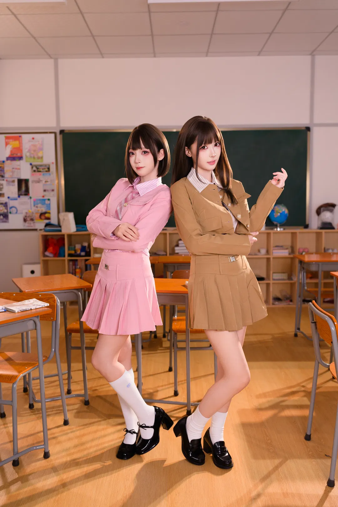 教室里的JK制服双人写真，白丝搭配玛丽珍鞋太绝了 - 第 3 张